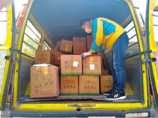 蘇寧物流硬核馳援武漢 超180噸愛(ài)心物資抵達(dá)抗疫一線333.png