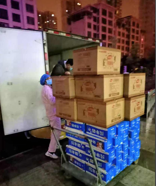 蘇寧物流硬核馳援武漢 超180噸愛(ài)心物資抵達(dá)抗疫一線458.png