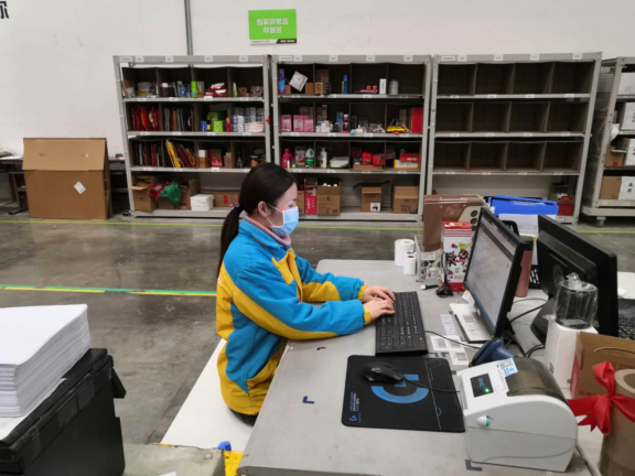 【0225】蘇寧葛店物流基地的“留守女生”：在發貨中感到武漢好轉793.png