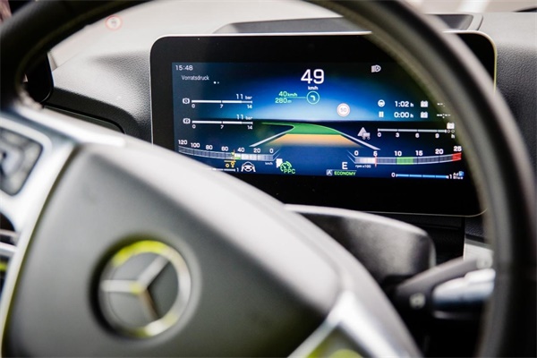 5.動力系統(tǒng)預(yù)見性巡航（Predictive Powertrain Control），通過三維地圖，預(yù)知前方地形，提前控制車速和擋位，實現(xiàn)節(jié)油、高效行駛.jpg