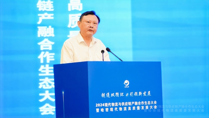 何黎明發表致辭